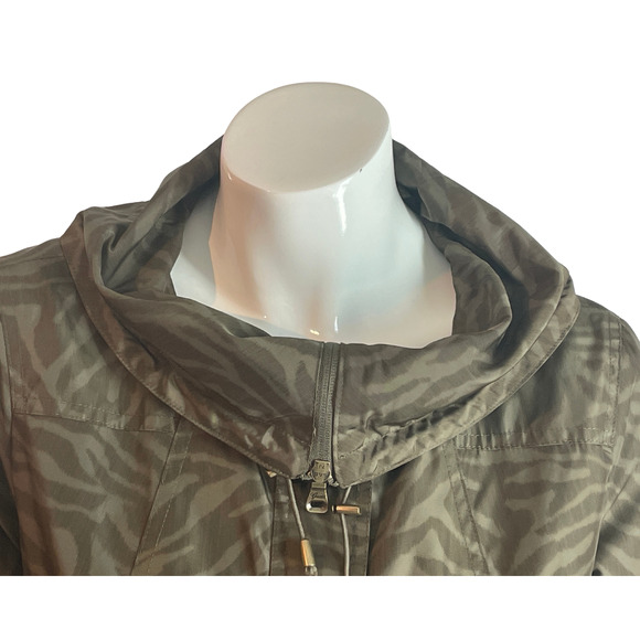 Guess Sz M Anorak Utility Jacket Roll Tab Sleeves Cowl Collar Animal Print Olive - Picture 5 of 16